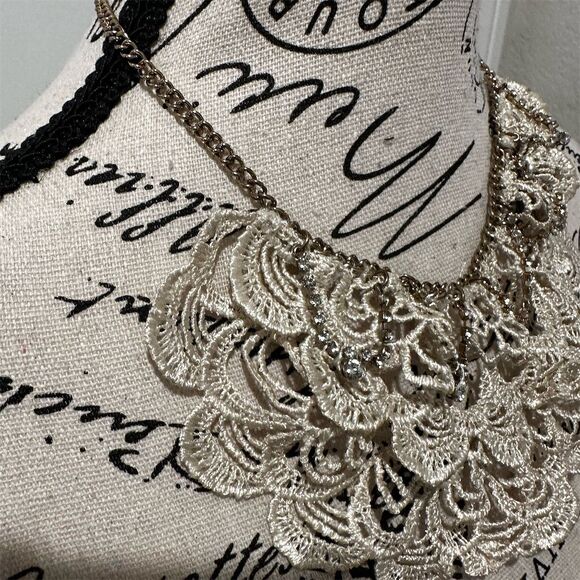 Vintage Style Gold tone Lace Statement Necklace Elegant Evening Wear - Picture 2 of 5